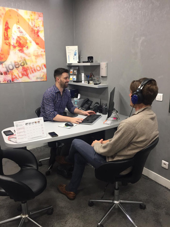 Test d'audiométrie en cabine insonorisée