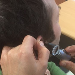 Examen du conduit auditif par l'audioprothésiste 